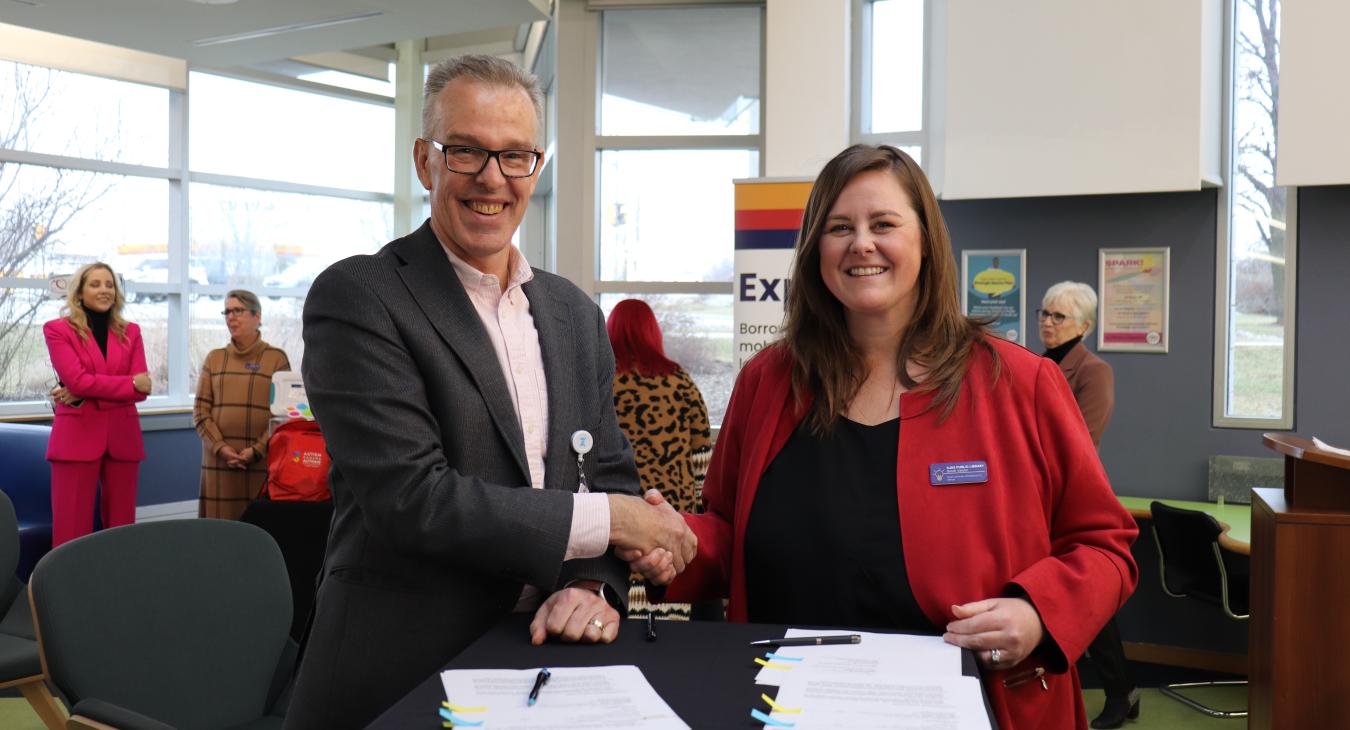 Grandview Kids CEO Tom McHugh and Chief Librarian and Executive Officer Sarah Vaisler at memorandum signing, February 2023.